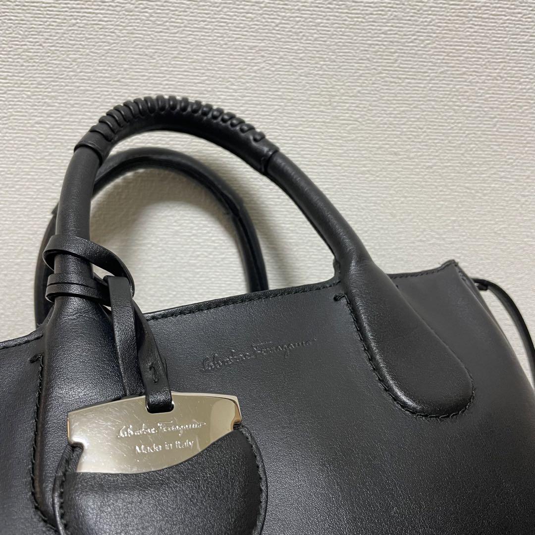 ◆送料・関税込◆FERRAGAMO レザー ミディアムハンドバッグ Ferragamo Studio レザーハンドバッグ S | ブラック | FARFETCH JP