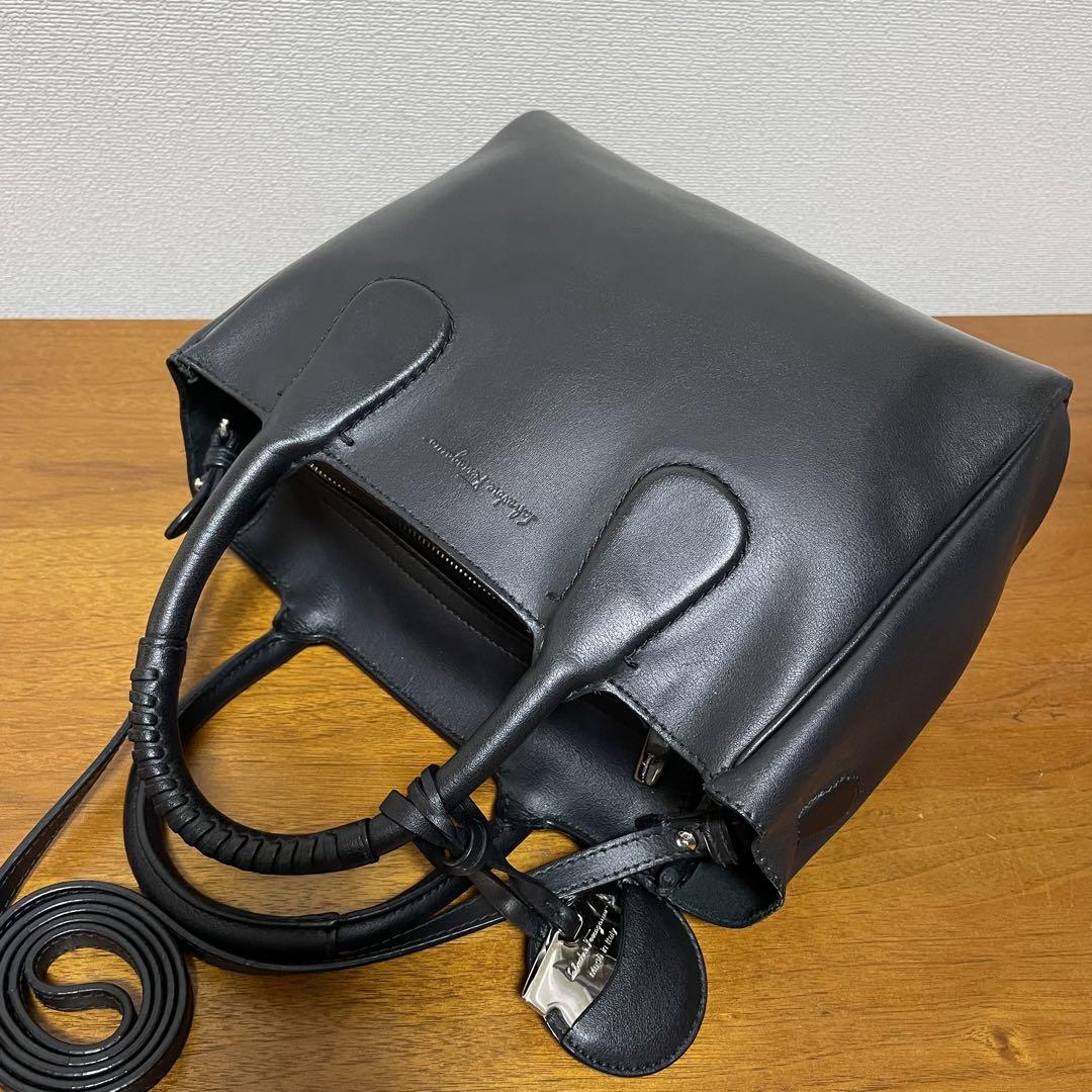 ◆送料・関税込◆FERRAGAMO レザー ミディアムハンドバッグ Ferragamo Studio レザーハンドバッグ S | ブラック | FARFETCH JP
