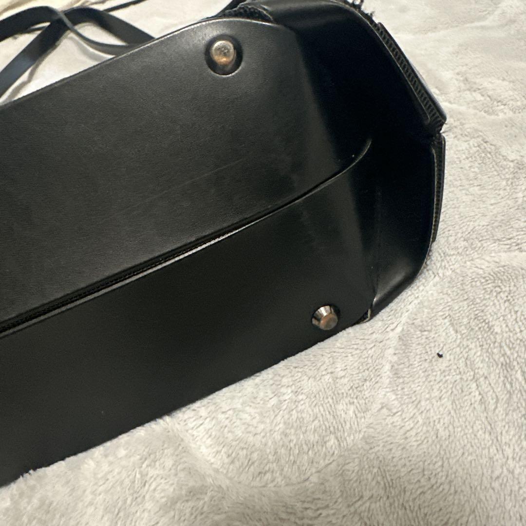 BAOBAO 立体的な三角形デザインの黒いハンドバッグ