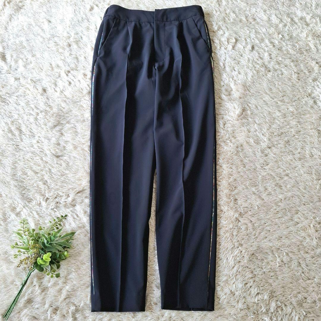 Herato ヘルト 花柄サイドライン ストレッチ テーパードパンツ ネイビー