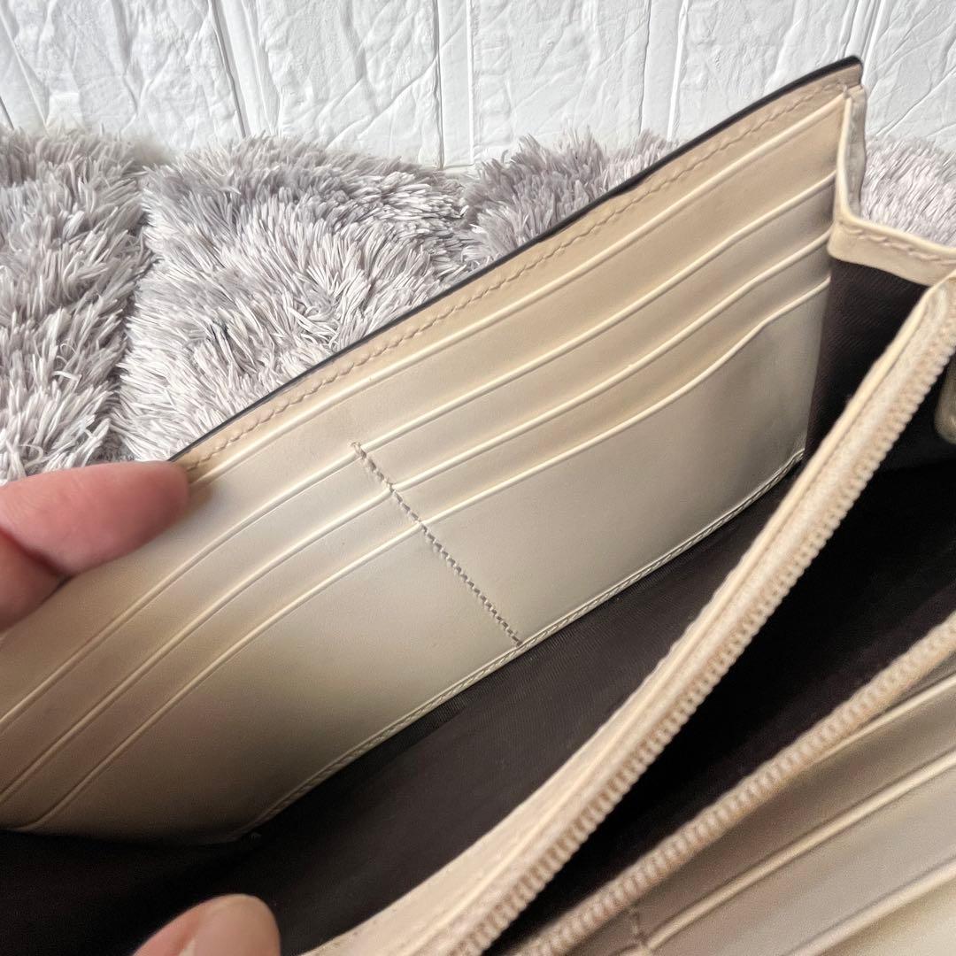 GUCCI✨シマ インターロッキング金具 リボン オフホワイト 大きめ 財布 GUCCI✨シマ インターロッキング金具 リボン オフホワイト 大きめ 財布