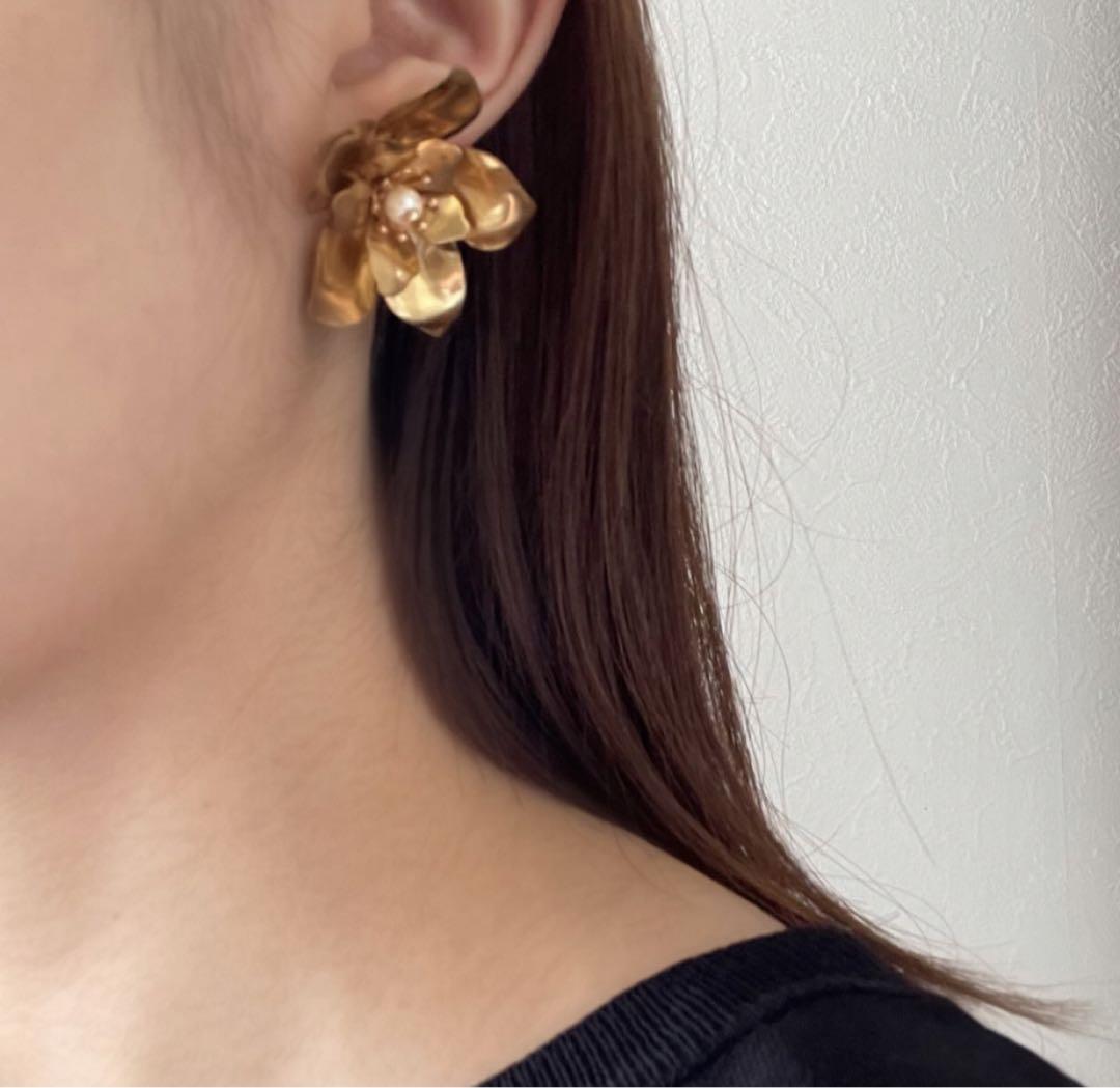 注目の 真鍮 メルカリ - a.b.ellie風 フラワーピアス ゴールド アクセサリー
