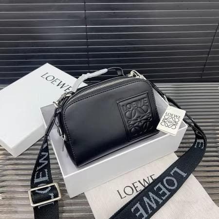 LOEWE ブラック ショルダーバッグ - メルカリ
