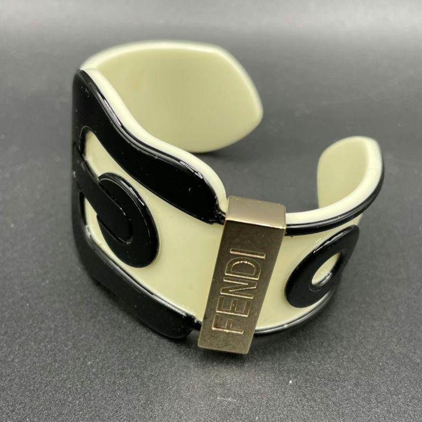 輝い FENDI フェンディ アクリルバングル ベルトモチーフ アクセサリー