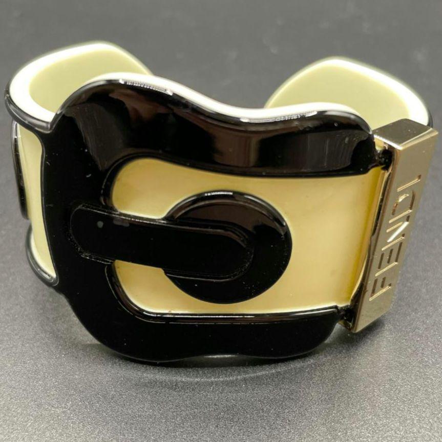 FENDI　フェンディ　ベルトモチーフ　アクリルバングル