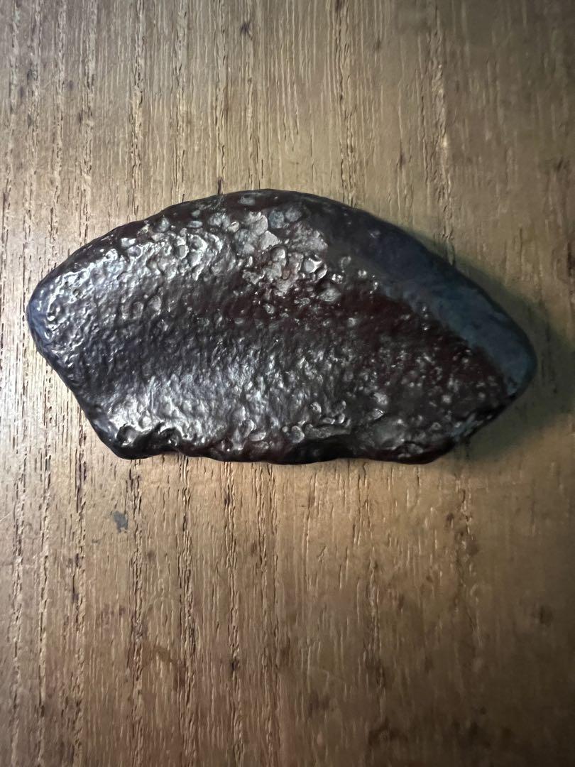 サハラ砂漠で発見された未分類の石質隕石　41.09g