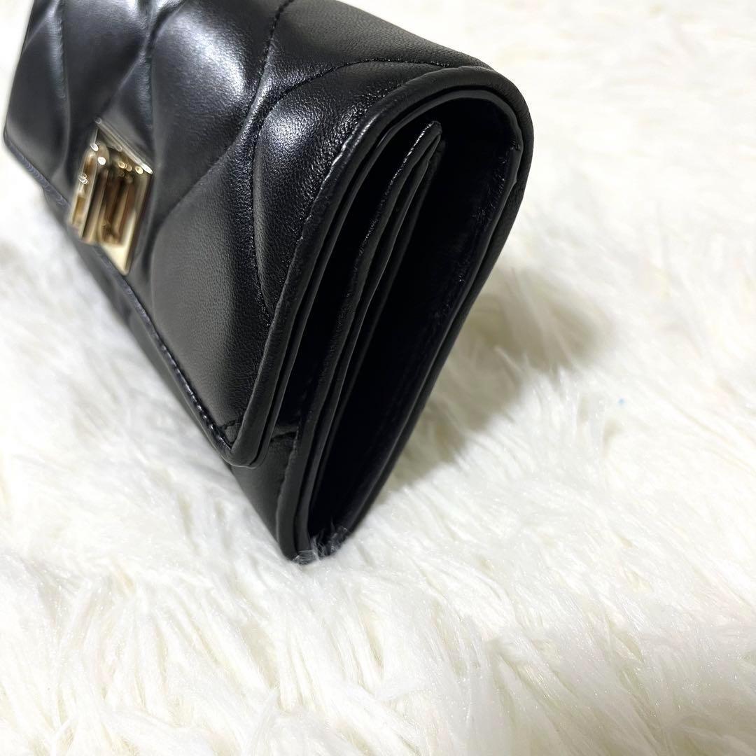 美品　FURLA 二つ折り長財布 レザー　ターンロック　キルティング
