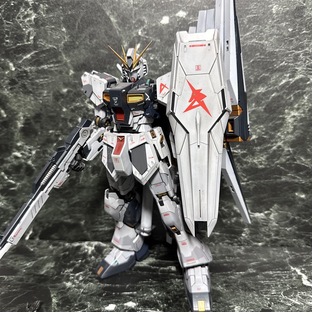 機動戦士ガンダ逆襲のシャア　MG νガンダムverKA 塗装完成品　ガンプラ