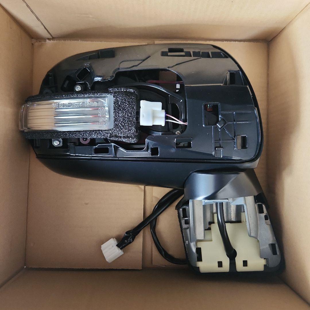 新品、未使用(ＺＲＲ７０Ｗ)ヴォクシー右ドアミラー、電格ウィンカー付き運転席側