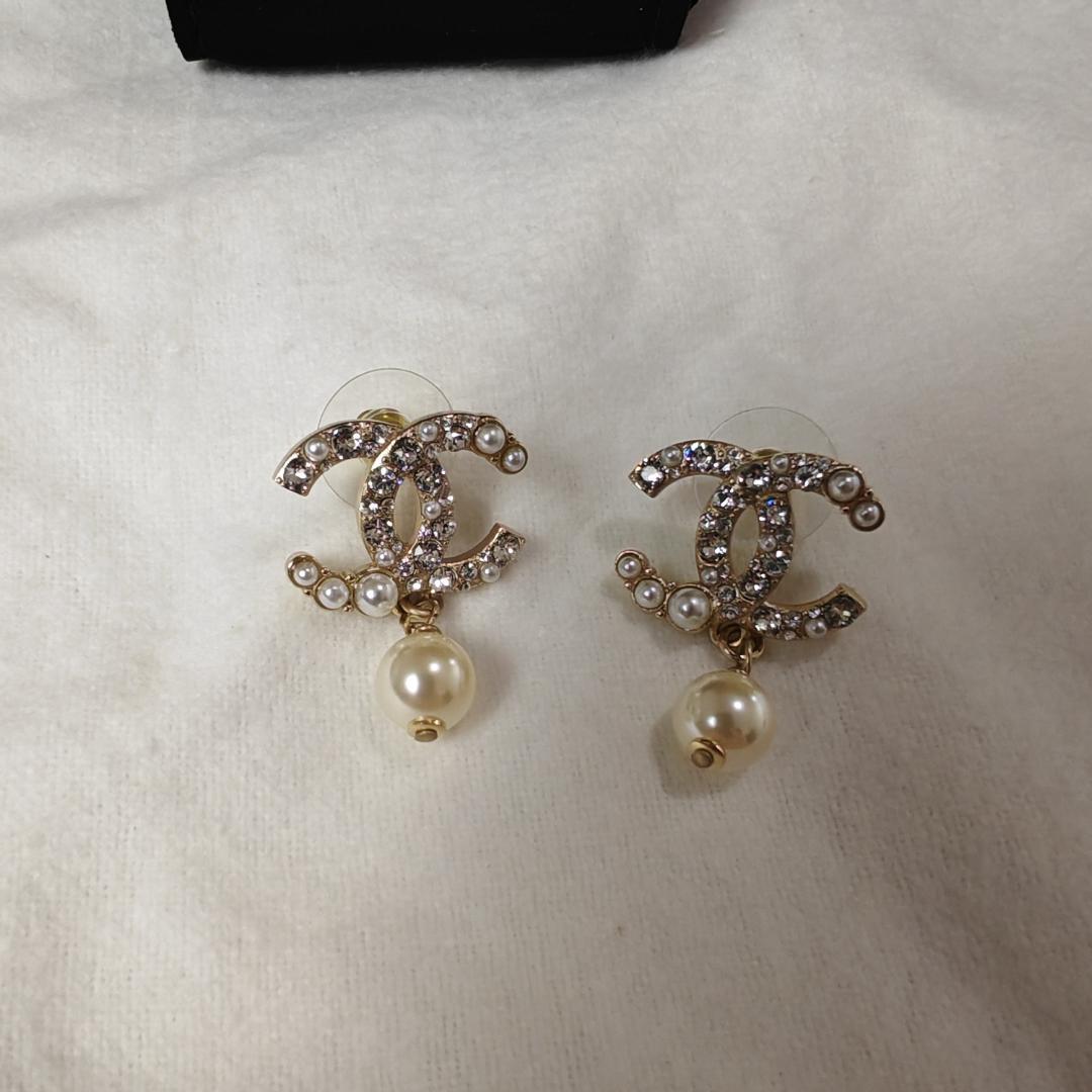 繊細デザイン【CHANEL】 クリスタルパール ピアス パール クリスタル CHANEL(シャネル) ピアス(レディース) - 海外