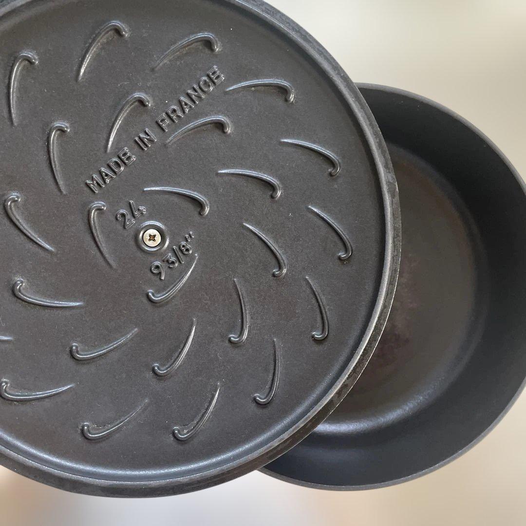 STAUB 鋳鉄 両手鍋 24cm ブラック - メルカリ