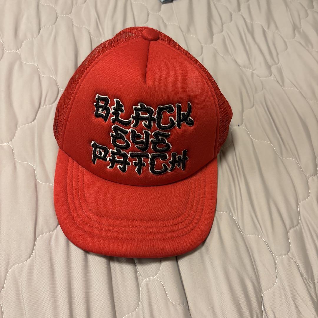 BLACK EYE PATCH 赤 トラッカーキャップ