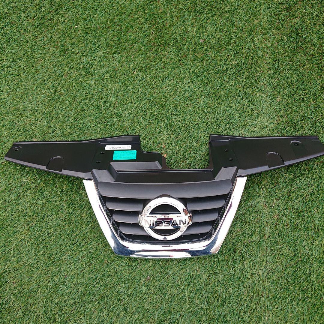 ジューク フロントグリル センター・サイドグリル 前期 エンブレム付 ジューク フロントグリル センター・サイドグリル 前期 エンブレム付