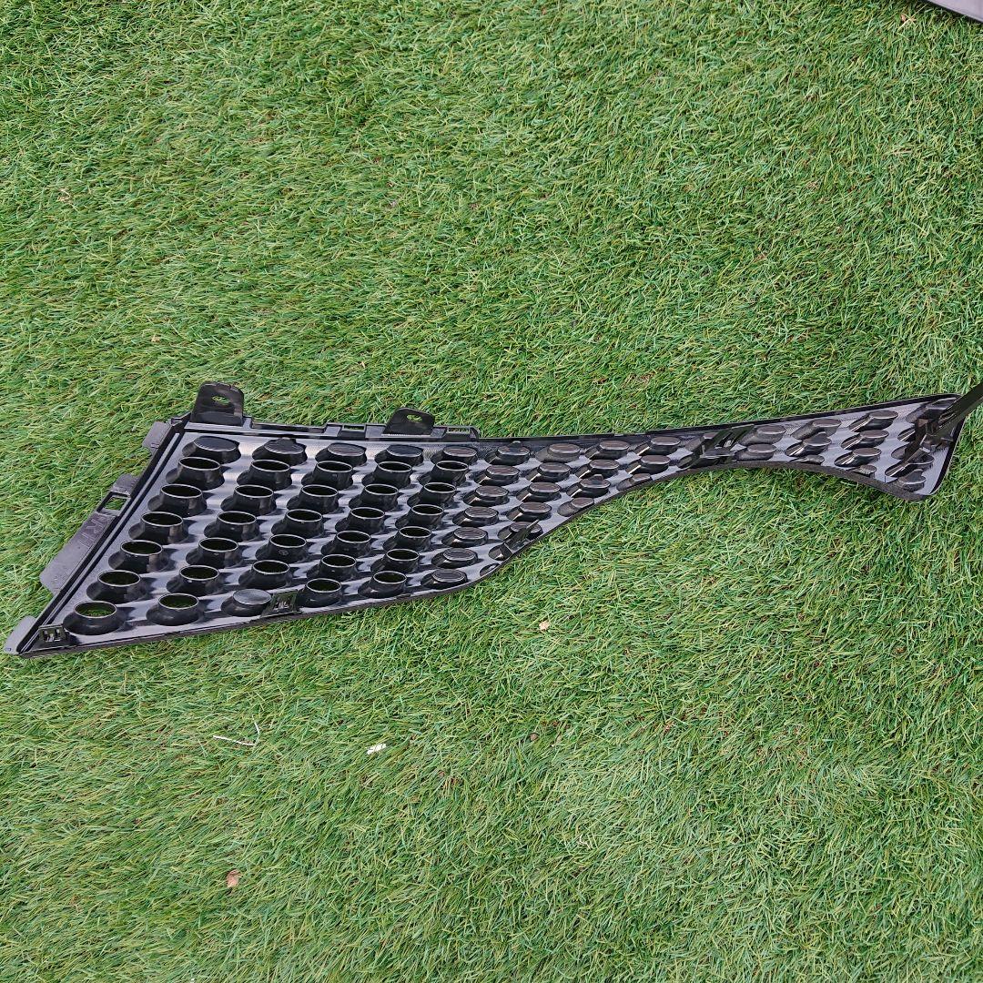 ジューク フロントグリル センター・サイドグリル 前期 エンブレム付 ジューク フロントグリル センター・サイドグリル 前期 エンブレム付