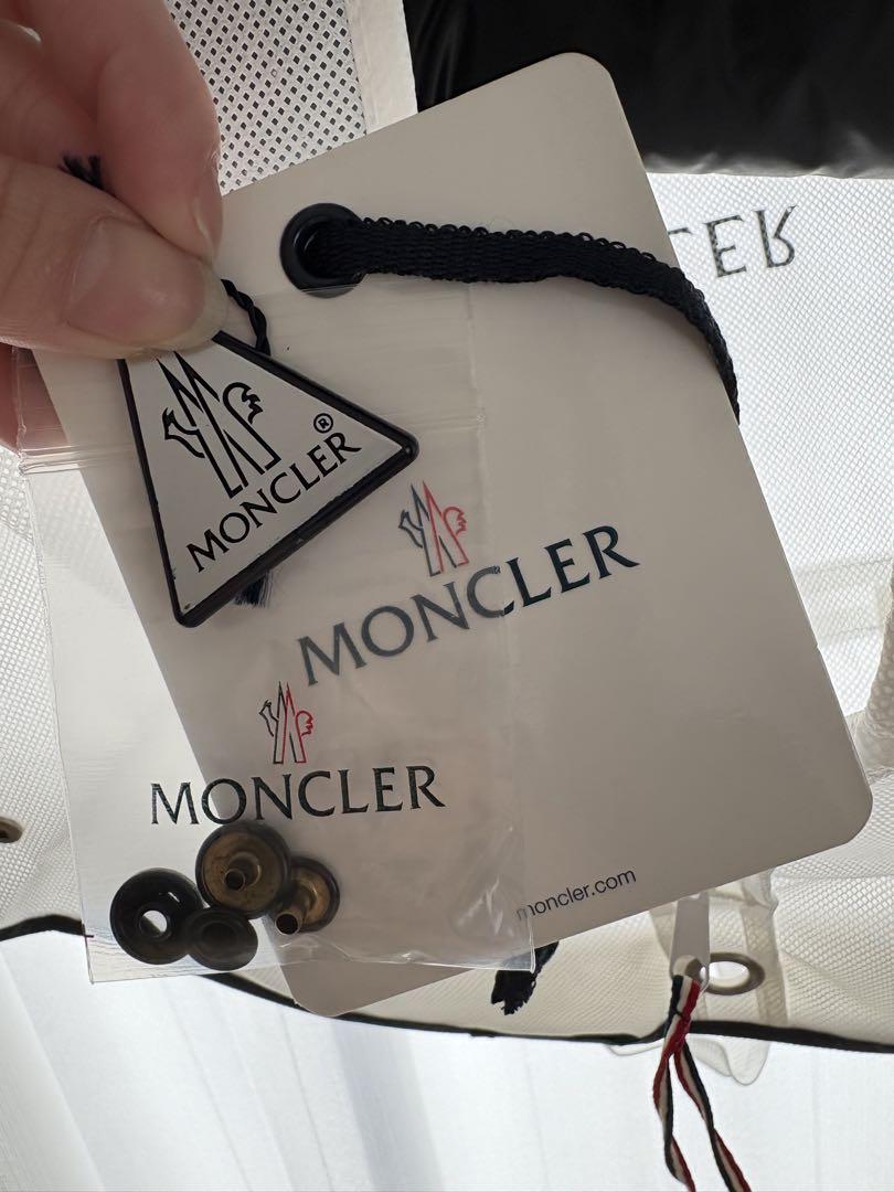 Moncler ブラック フード付きダウンジャケット