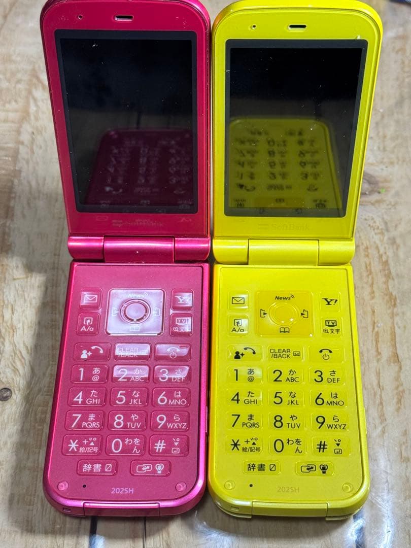 SoftBank 折りたたみ式携帯電話 2色セット - メルカリ