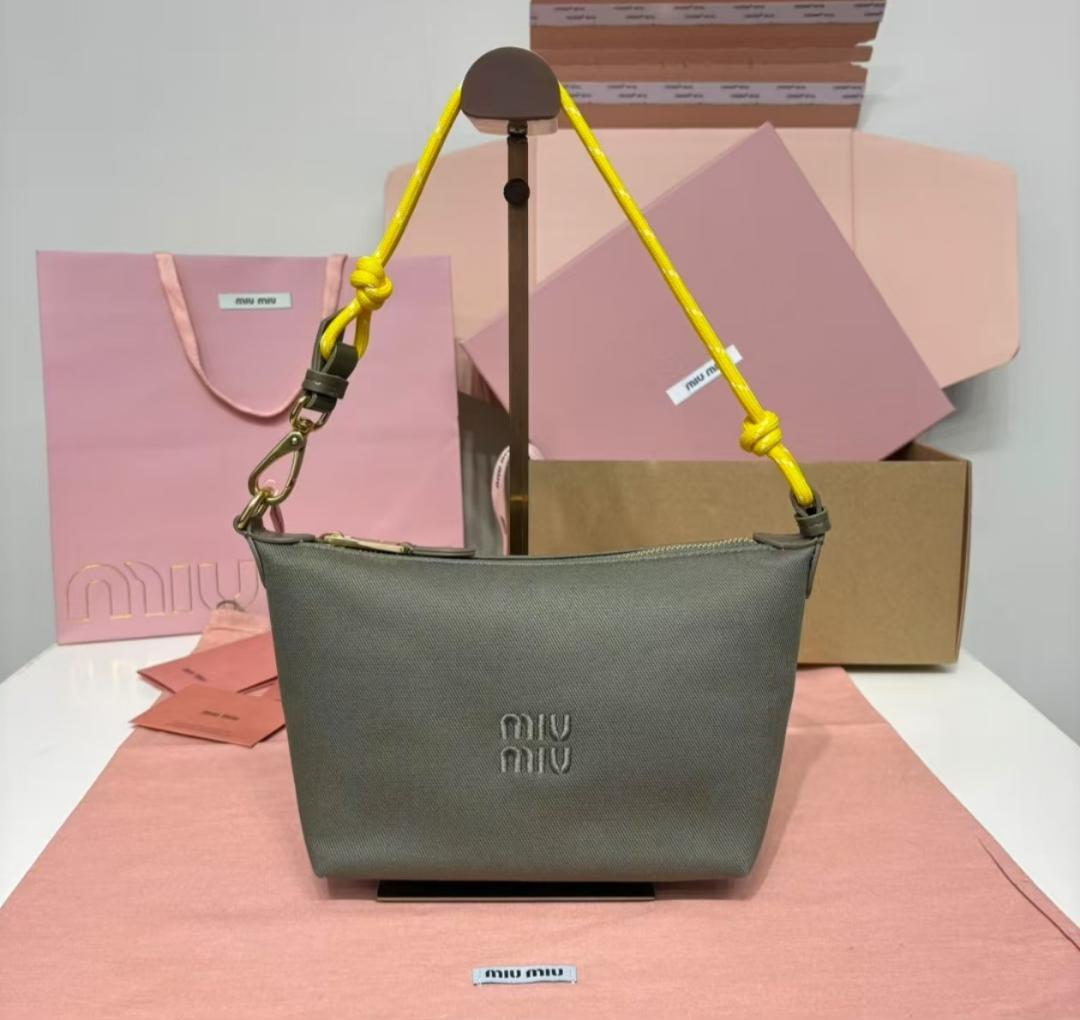 男女兼用 MIU MIU メルカリ - ショルダーバッグ グレー バッグ