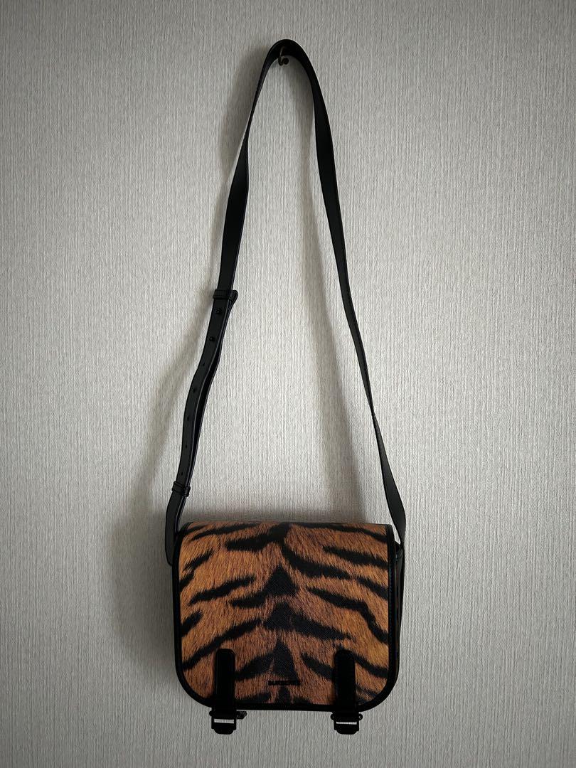 Burberry ショルダーバッグ タイガー柄