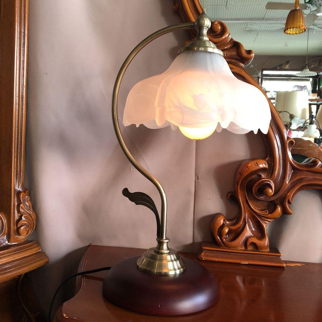 シェードが美しいランプ geogis.rs