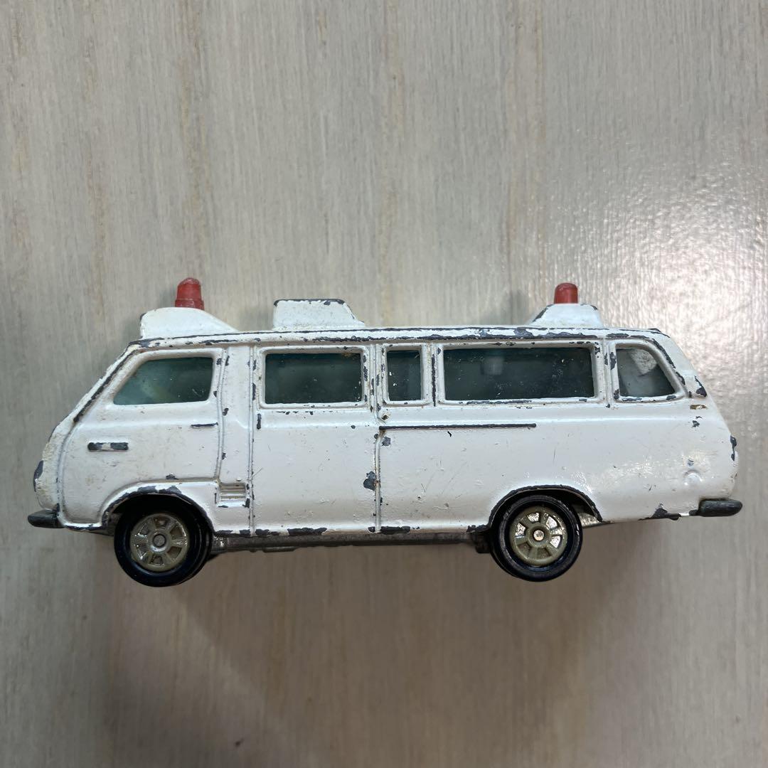 トミカ 黒箱 No57 トヨタ ハイエース コミューター 救急車 日本