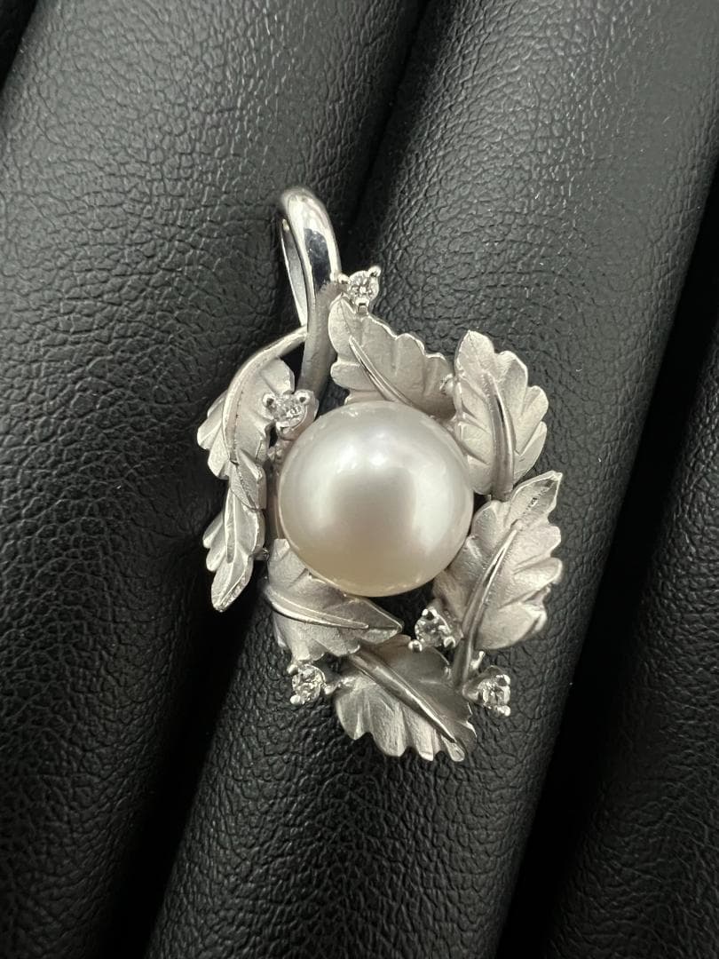 K18WG パール&ダイヤモンド リーフモチーフ ペンダント K18WG パール&ダイヤモンド リーフモチーフ ペンダント