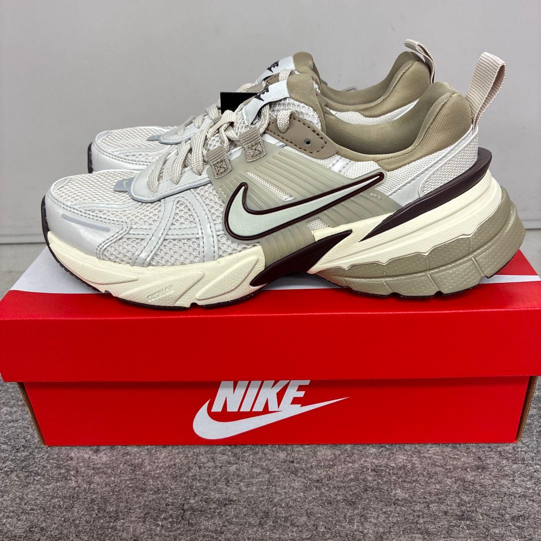 新品 NIKE V2K RUN ランニングシューズ 23　ナイキシューズ
