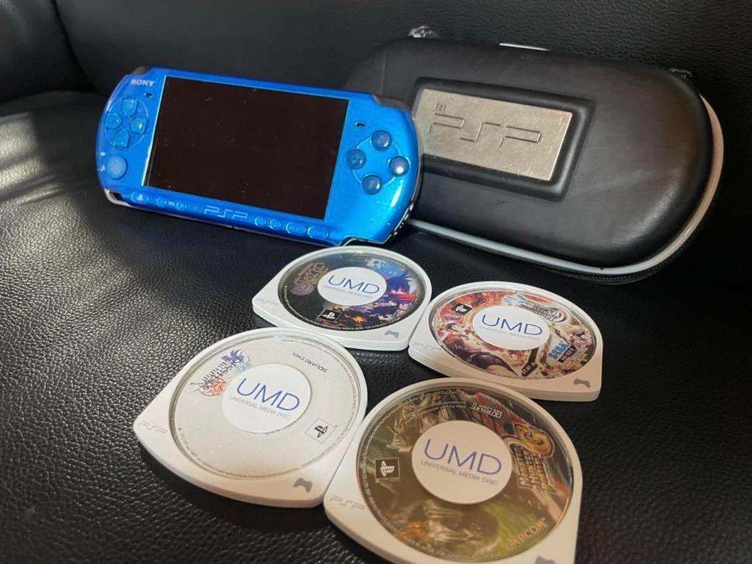 PSP3000シルバー　本体　充電器　ソフト3本　ケース PSP3000シルバー 本体 充電器 ソフト3本 ケース
