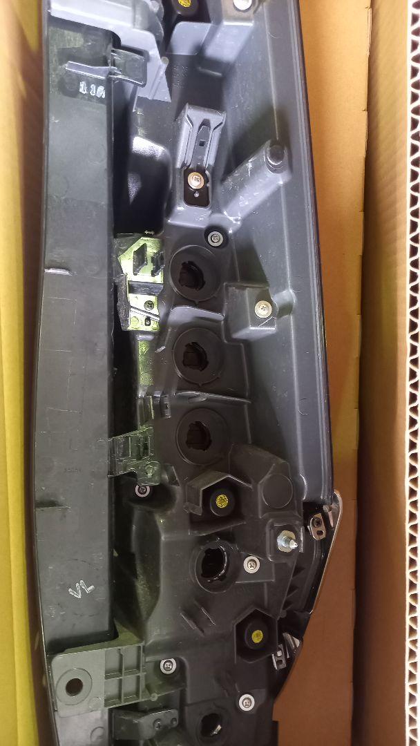 人気SALE新作 トヨタ テールランプ 左 R2CKX-m84462673944 80 ヴォクシー 定番国産