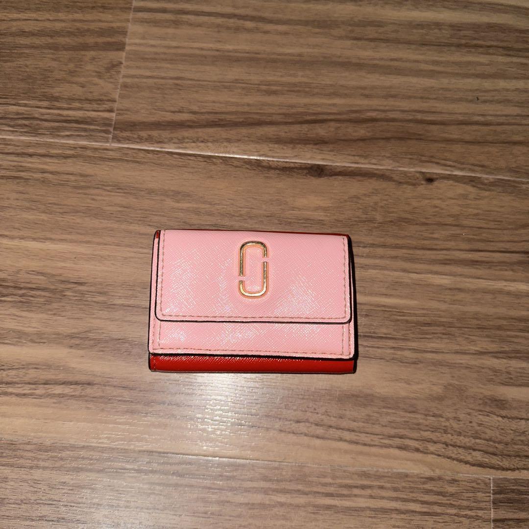 MARC JACOBS 三つ折財布 ピンク＆赤 - メルカリ