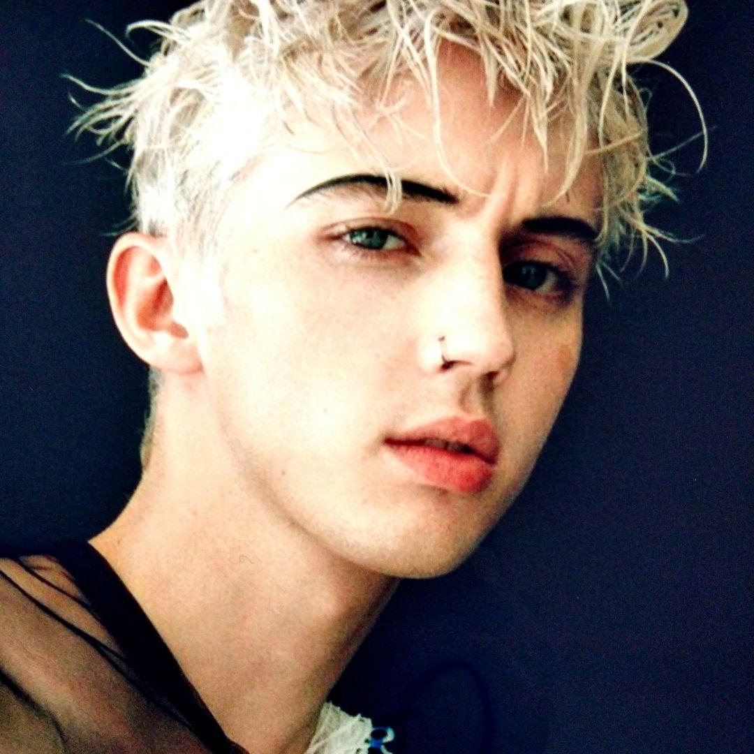 トロイ・シヴァン直筆サイン入り超特大写真…Troye Sivan（One Of
