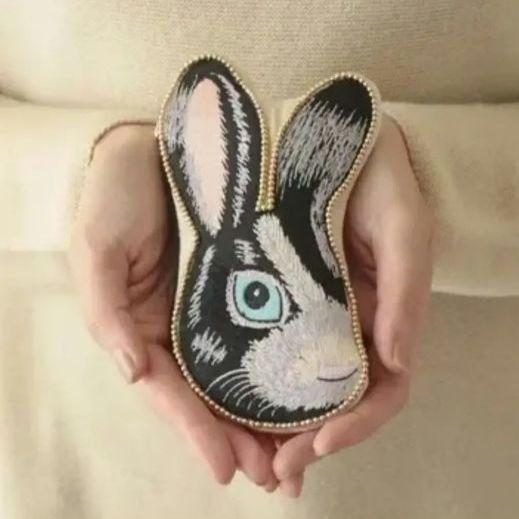 おトク情報がいっぱい！ ポーチ 刺繍 ビーズ COTTAGE 新品 うさぎ ラビット ウサギ グレー バッグ