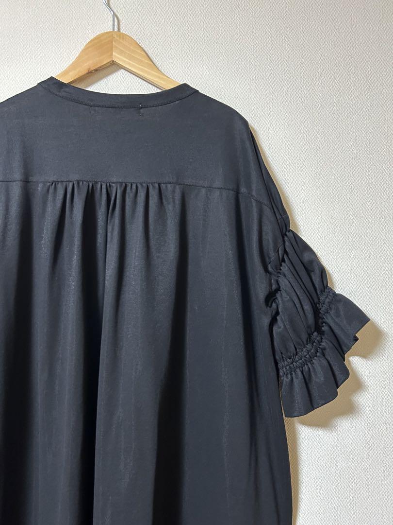 【限定セール！】 アズノゥアズ オオラカ ギャザーフリルスリーブワンピース 黒 ワンピース