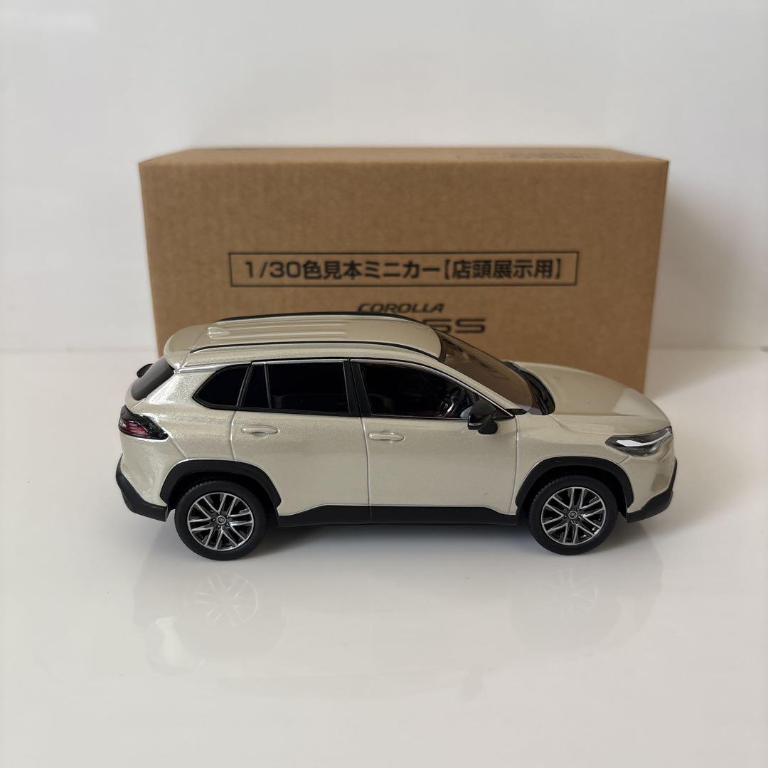 新型カローラクロス ミニカー カラーサンプル クリアベージュ