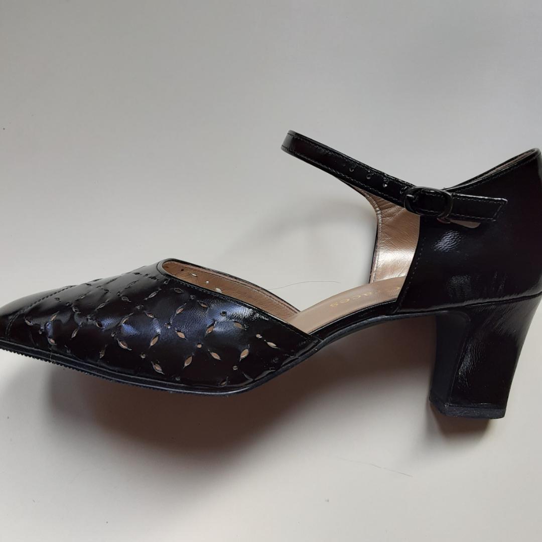 【超美品 メリーグラシスの美しく歩きやすいエナメルパンプス ブラック　日本製】