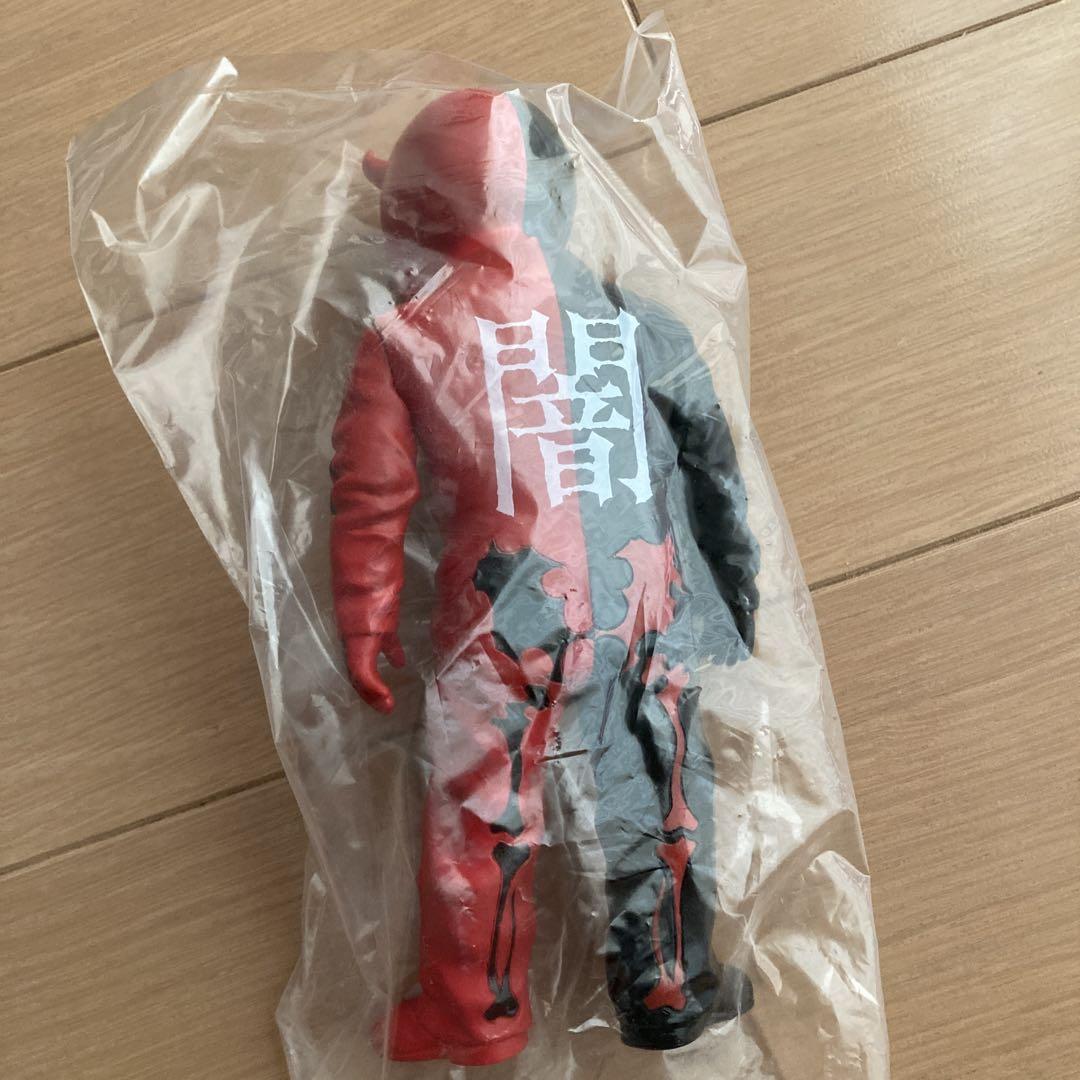 BALZACスカルマン ソフビ フィギュア 赤黒ハーフ 未開封品