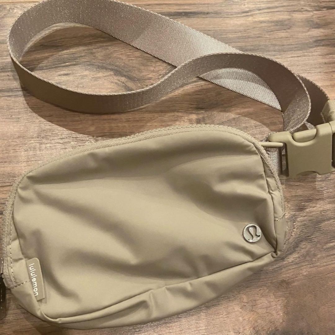 ルルレモン ベルトバッグLululemon TRENCH ベージュ完売品 レア】ルルレモン ベルトバッグLululemon TRENCH ベージュ完売品