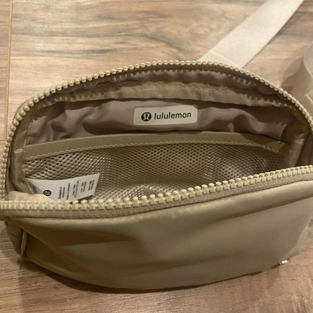 ルルレモン ベルトバッグLululemon TRENCH ベージュ完売品 レア】ルルレモン ベルトバッグLululemon TRENCH ベージュ完売品