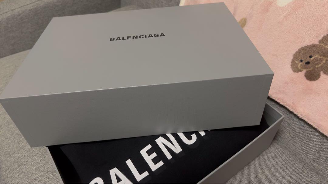 【BALENCIAGA】フード付きパーカー(両面ロゴ)