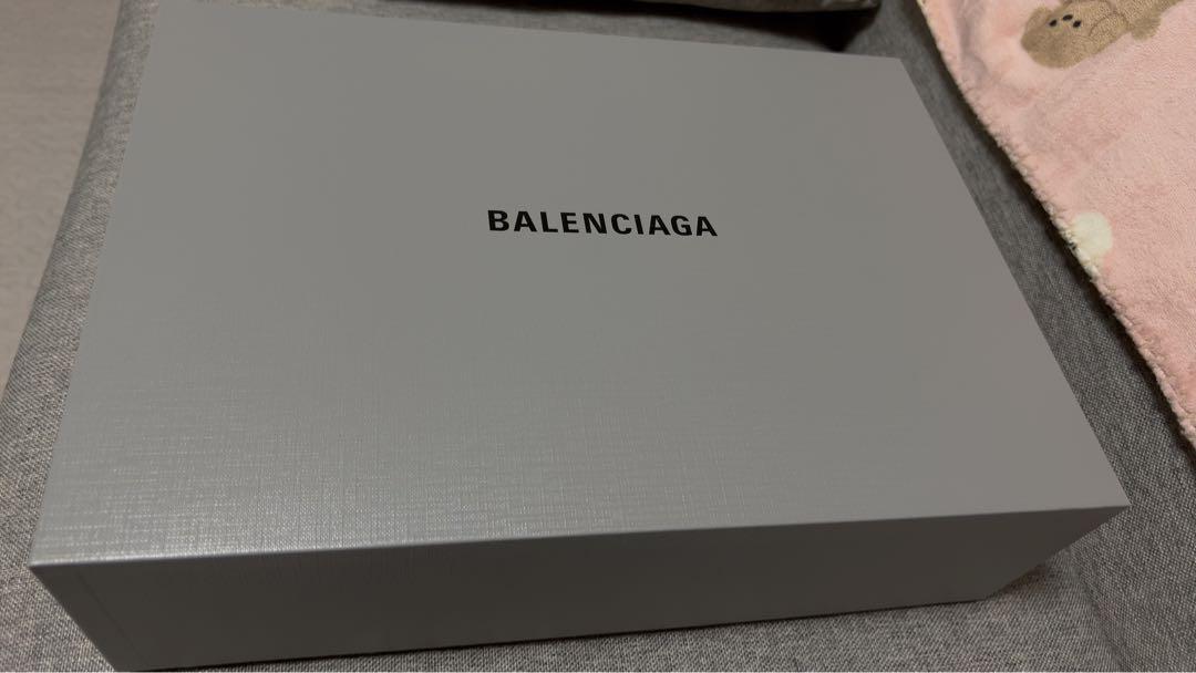 【BALENCIAGA】フード付きパーカー(両面ロゴ)