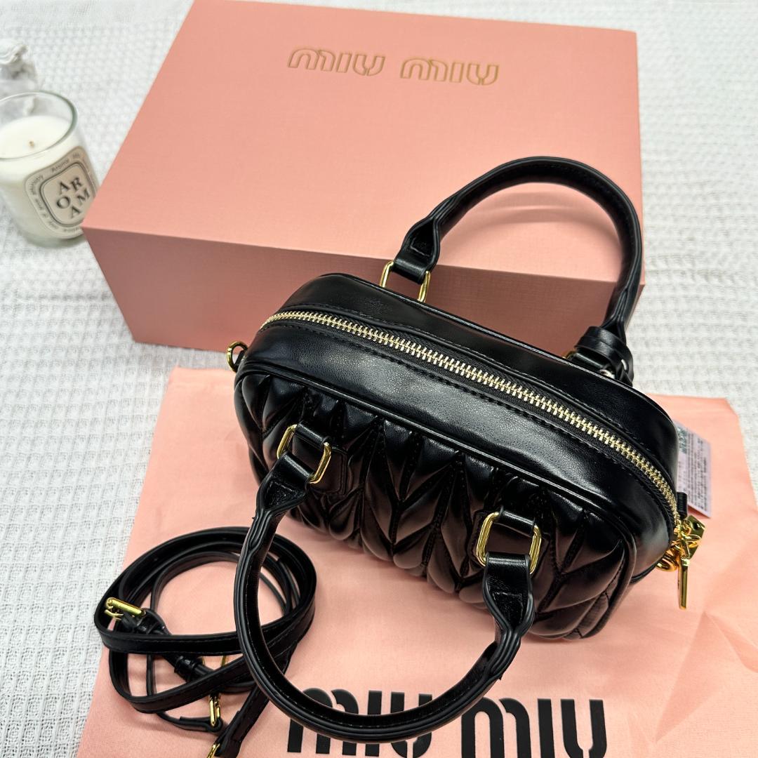 【オープニング 大放出セール】 MIUMIU 美品】 ミュウミュウ メルカリ - ショルダーバッグ バッグ