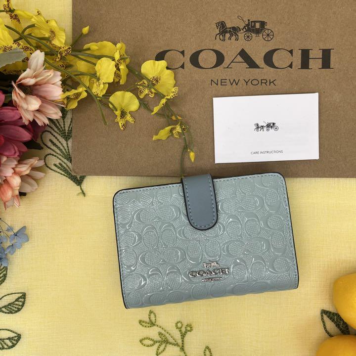 COACH  コーチ 二つ折り財布 エナメル シグネチャー 水色