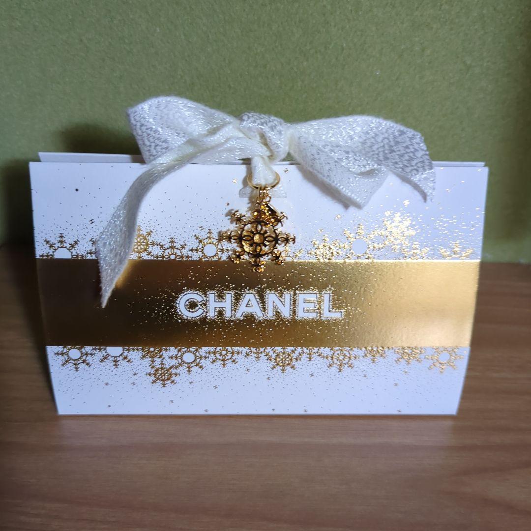 CHANELギフトボックススノーチャーム付き