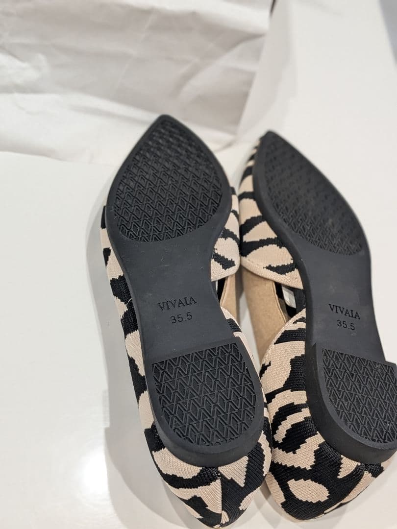 VIVAIA ポインテッドトゥ Vカット フラットシューズ