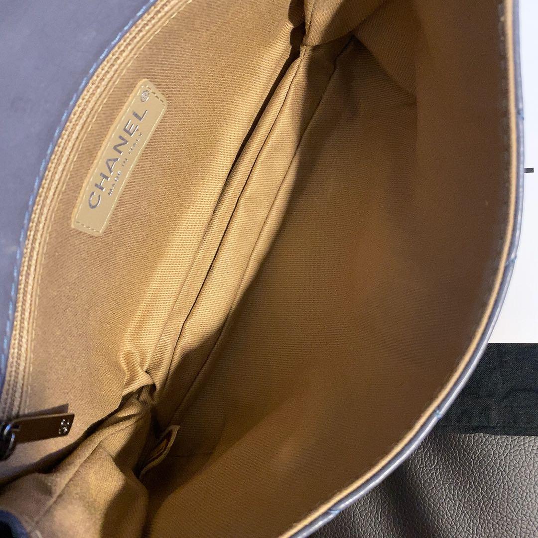 Chanel ショルダーバッグ (斜め掛け可能!Gカード付き!) 画像14