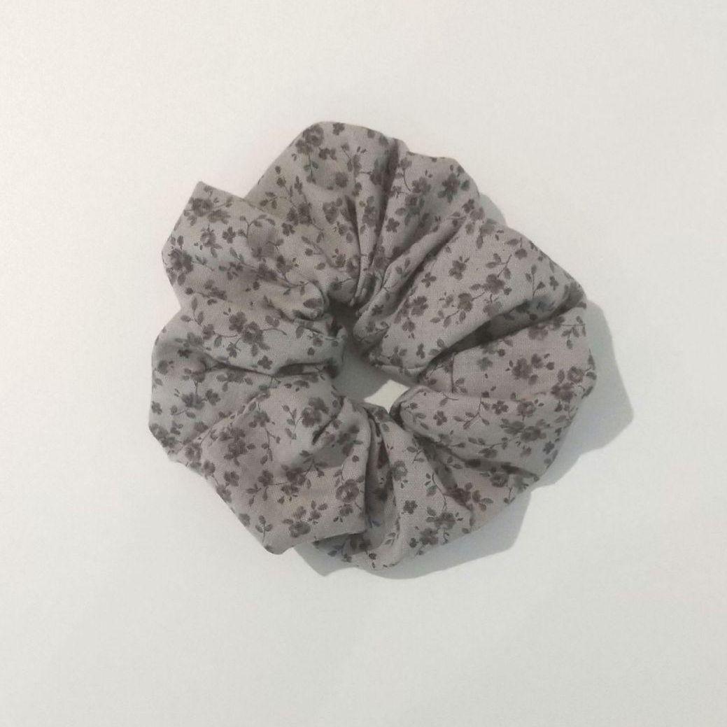 直営店に限定 ハンドメイド くすみグレー 小さなお花柄 シュシュ