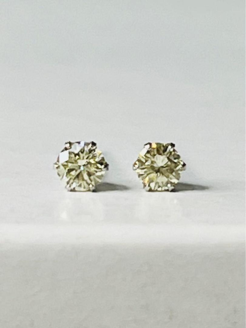 計0.1ct PT 天然ダイヤモンドピアス　ほんのりイエロー