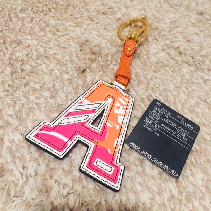新品 PRADA イニシャル チャーム キーホルダー - メルカリ