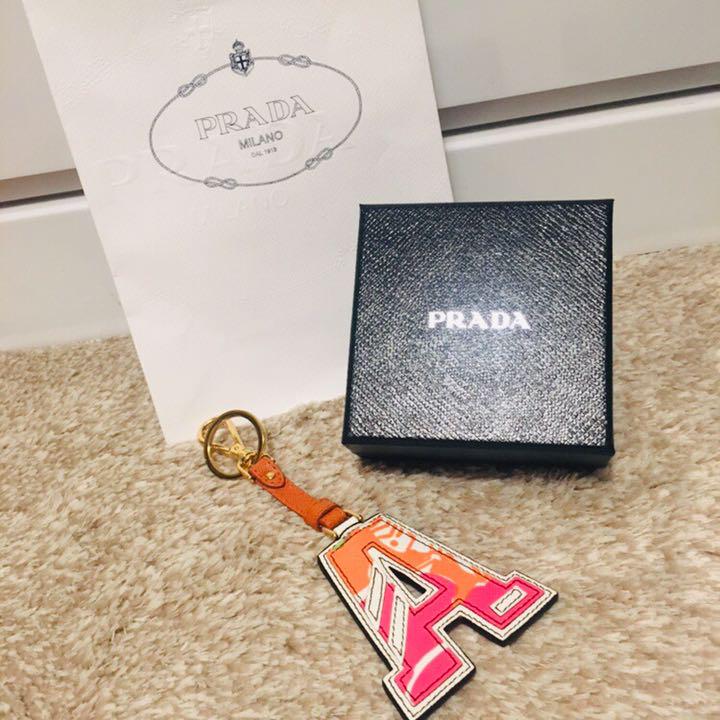 週末セール 美品 PRADA E アルファベット イニシャル