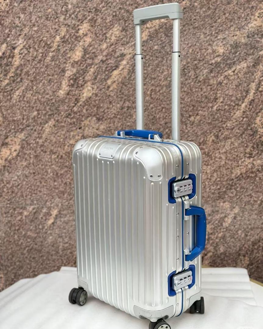 美品 リモワ トパーズ キャビンs 32L シルバー