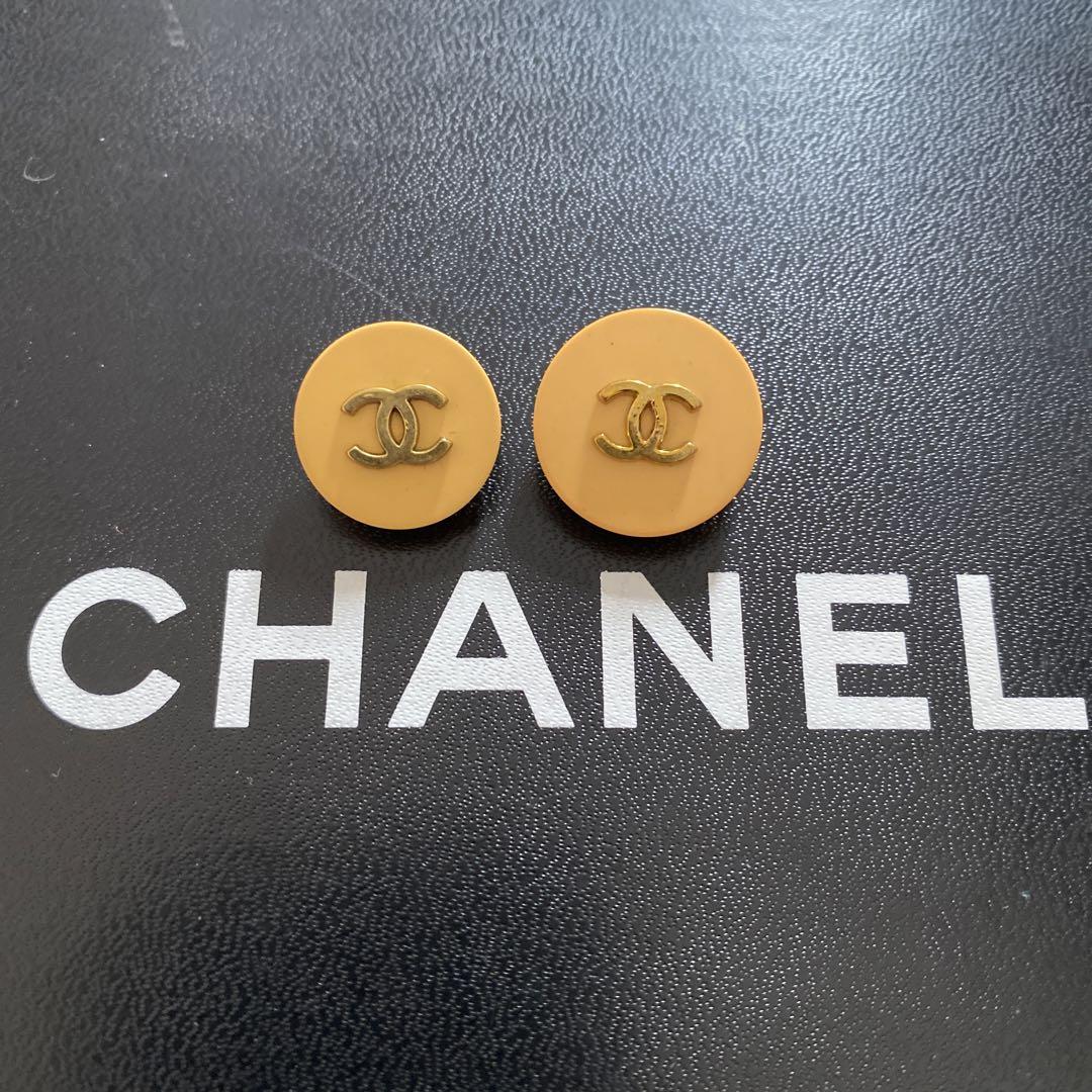 CHANEL ロゴ入り 黄色 ボタン 直径約2.5cm
